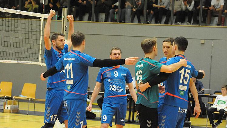 1:3 gegen den Tabellenführer verloren, aber wieder viele Sympathie-Punkte gewonnen haben Hammelburgs Volleyballer (blaue Trikots). Foto: Hopf