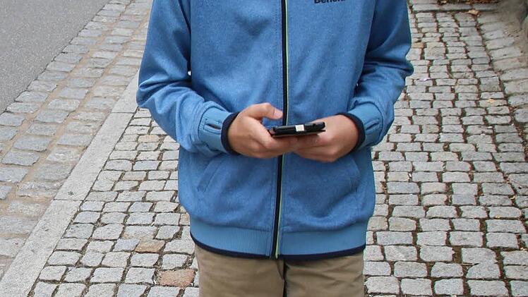 Leo Minnich auf der Suche nach Pokémon in der Zeiler Altstadt.