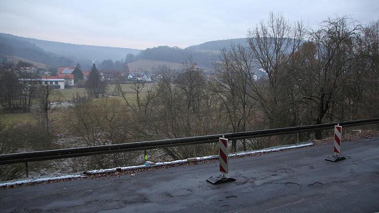 Von der St2289 fällt der Hang steil zur Sinn hin ab.  Foto: Ulrike Müller