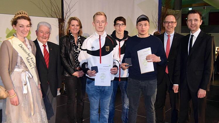 Glückwünsche für die Inhaber der Sportmedaille (von links): Korbstadtkönigin Maria I., 3. Bürgermeister Winfried Weinbeer, 2. Bürgermeisterin Sabine Rießner, Florian Sonntag, Dominik Vetter (Trainingspartner), Sascha Rosenstock, Landrat Christian Meißner, Bürgermeister Andreas Hügerich Foto: Andreas Welz
