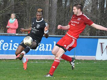 Muhammed Abubakar (l.) vom FC Wichsenstein wird in dieser Szene vom Bieberbacher Thomas Dennerlein, der später mit schwerer Verletzung vom Feld musste, ausgebremst. Heute trifft der pfeilschnelle Stürmer auf seinen Ex-Klub Gößweinstein.  Foto: Hühnlein