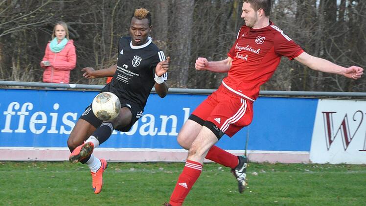 Muhammed Abubakar (l.) vom FC Wichsenstein wird in dieser Szene vom Bieberbacher Thomas Dennerlein, der später mit schwerer Verletzung vom Feld musste, ausgebremst. Heute trifft der pfeilschnelle Stürmer auf seinen Ex-Klub Gößweinstein.  Foto: Hühnlein