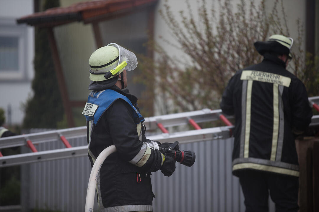 Brand in Doppelhaushälfte: Anderer Gebäudeteil in Mitleidenschaft gezogen - Bewohner leicht verletzt – Feuerwehr muss Dachstuhl öffnen, um Glutnester zu bekämpfen