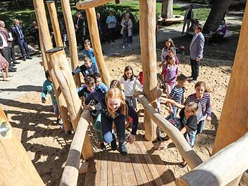 Da wird nicht lange gefackelt: Während die Offiziellen Bodenhaftung beweisen, lassen sich die Kleinen nicht lange bitten und erobern das neue Spielgerät im Harmoniegarten mit Lust und Laune. Fotos: Barbara Herbst
