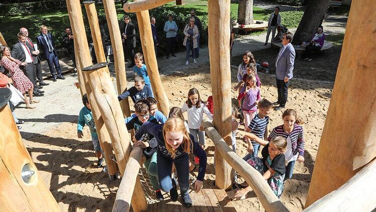 Da wird nicht lange gefackelt: Während die Offiziellen Bodenhaftung beweisen, lassen sich die Kleinen nicht lange bitten und erobern das neue Spielgerät im Harmoniegarten mit Lust und Laune. Fotos: Barbara Herbst