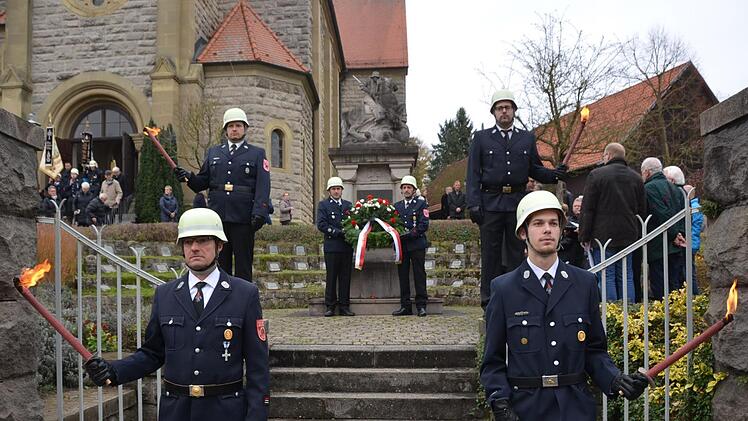 Im Beisein der Freiwilligen Feuerwehr und einem guten halben Dutzend Fahnenabordnungen der Ortsvereine legte Bürgermeister Toni Schick am Kriegerdenkmal in Reiterswiesen einen Kranz nieder. Foto: Peter Rauch