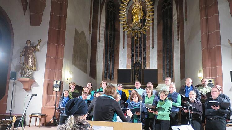 Der Chor "Good News" aus Aschaffenburg beim Konzert in der Stadtpfarrkirche.Barbara Oschmann