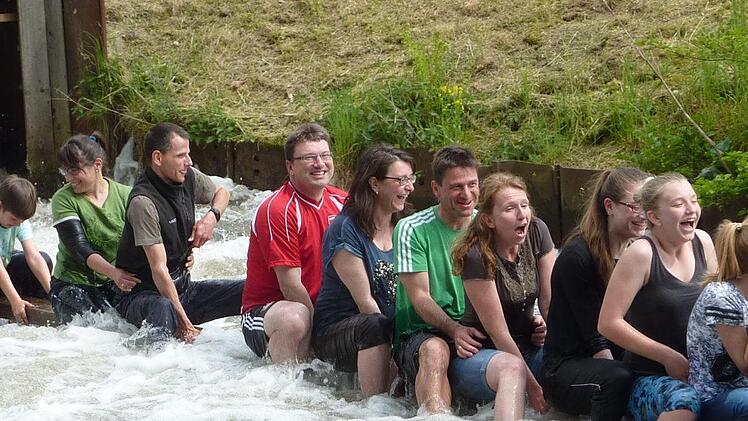 Nass wird man bereits beim Start in Schnappenhammer, wenn das Floß mit seinen Gästen in die Fluten der Wilden Rodach eintaucht. Deshalb sollte unbedingt Wechselkleidung mitgebracht werden. Umkleidemöglichkeiten bestehen nach der Floßfahrt im Flößerhaus.  Foto: Gerd Fleischmann