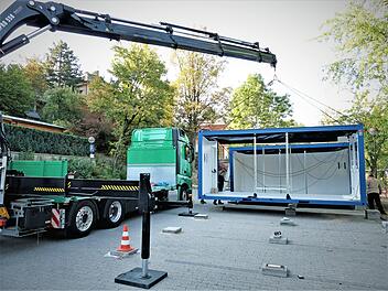 Eine Autokran fügte die sieben Einzelmodule aneinander.  Foto: Werner Reißaus