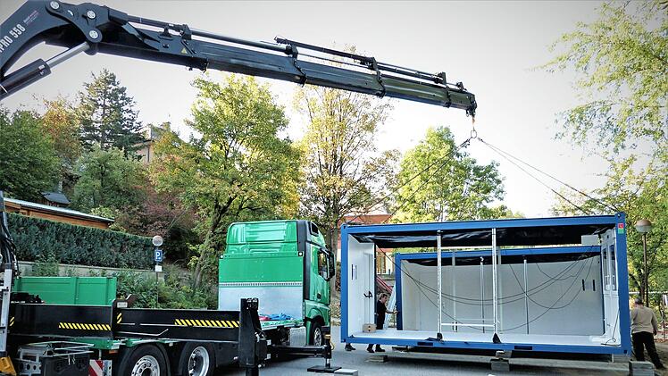 Eine Autokran fügte die sieben Einzelmodule aneinander.  Foto: Werner Reißaus