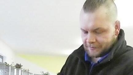 Jan-Tobias Dach zeigt ein thail&auml;ndisches Kampfhuhn.