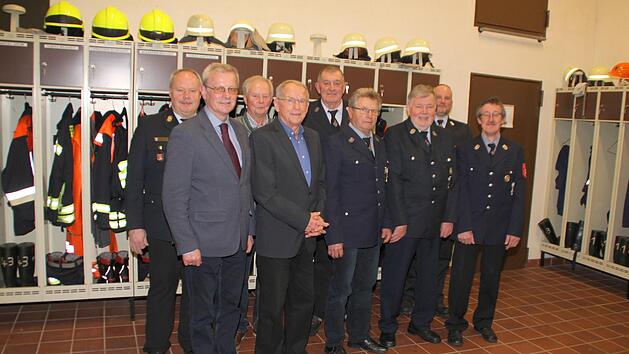 Ehrungen bei der Wehr: Thomas Eyrich, Gotthard Schlereth, Otto Nies, Kurt Kleinhenz, Alfred Schlereth, Leo Brand, Ewald Schlereth, Steffen Meder und Paul Bieber.  Foto: Ernst Muschalik