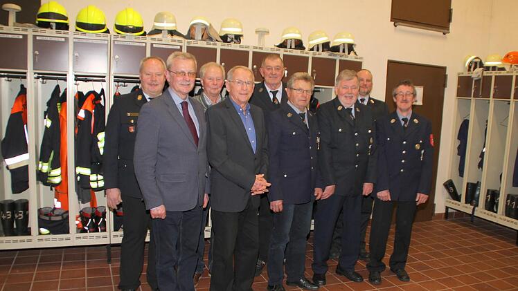Ehrungen bei der Wehr: Thomas Eyrich, Gotthard Schlereth, Otto Nies, Kurt Kleinhenz, Alfred Schlereth, Leo Brand, Ewald Schlereth, Steffen Meder und Paul Bieber.  Foto: Ernst Muschalik