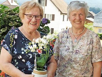 Chorleiterin Eva-Maria Schnapp (rechts) vom Sängerbund Kirchlein gratulierte Beate Münch herzlich zum 80. Geburtstag. Foto: Margit Beier-Huber