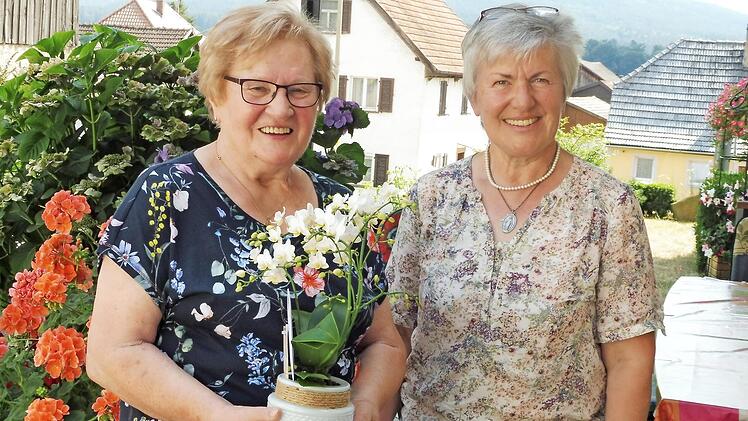 Chorleiterin Eva-Maria Schnapp (rechts) vom Sängerbund Kirchlein gratulierte Beate Münch herzlich zum 80. Geburtstag. Foto: Margit Beier-Huber