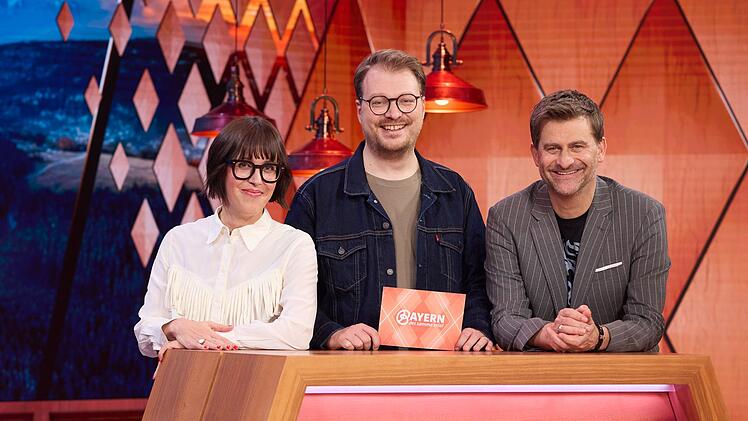 F&uuml;hlen ihren Landsleuten auf den Zahn (von links): Eva Karl Faltermeier, Moderator Maxi Gstettenbauer und Michael Altinger.