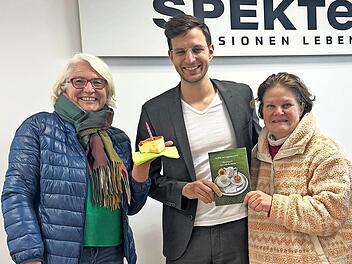 Florian Brodrecht (M.) bei der Pr&auml;sentation des Backbuchs.