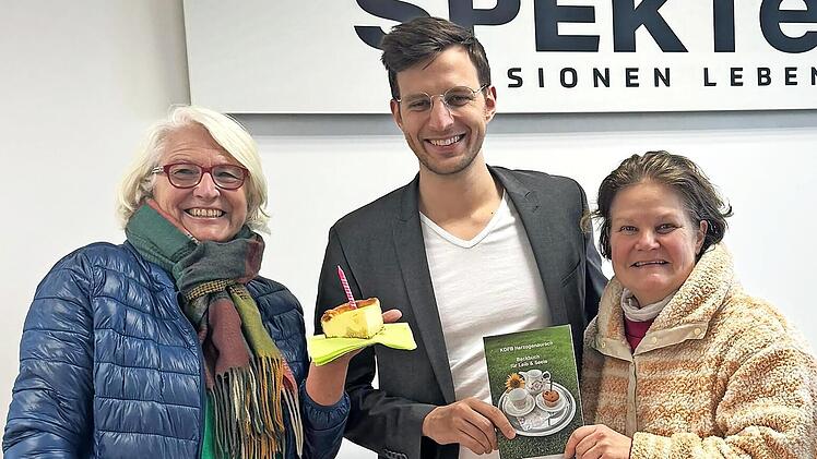Florian Brodrecht (M.) bei der Pr&auml;sentation des Backbuchs.