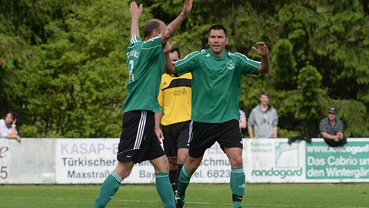 Da keimte wieder Hoffnung beim TDC Lindau auf: Stürmer Marco Meisel verkürzt vor der Pause per Kopfball auf 1:2.