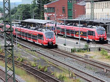 Die Züge standen am Montag im Bahnhof Forchheim und durften nicht abfahren. Fotos: Josef Hofbauer