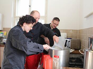 Carolin Mähringer, Thomas Büttner und Alexander Nikol (von links) bereiten täglich im BRK-Haus in der Flessastraße das Mittagessen für die Flüchtlinge vor. Foto: Matthias Beetz