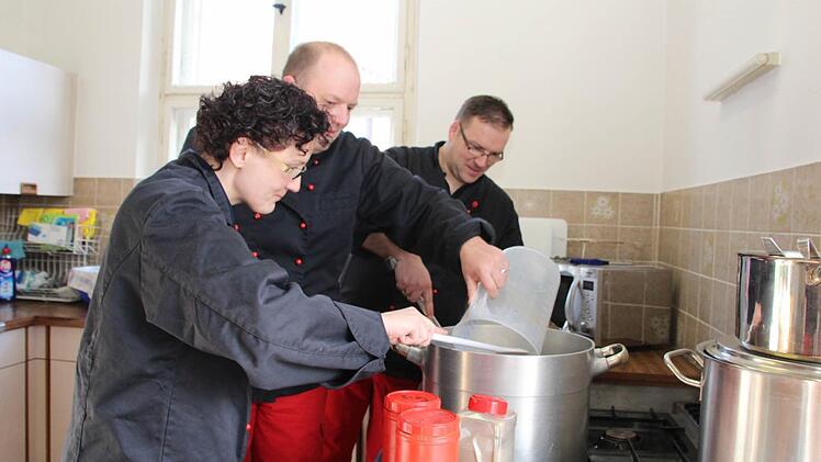 Carolin Mähringer, Thomas Büttner und Alexander Nikol (von links) bereiten täglich im BRK-Haus in der Flessastraße das Mittagessen für die Flüchtlinge vor. Foto: Matthias Beetz