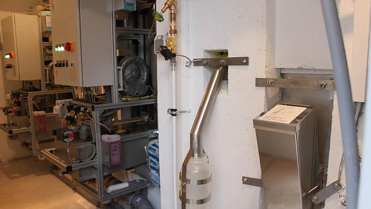 Blick in den sonst verschlossenen Technikraum an der Rückseite des Toilettencontainers mit Wasser- und Stromleitungen, Schaltern und der Mechanik für automatischen Einzug und Desinfektion der Sitzbrillen, vorne rechts der Nachfüllschacht für Toilettenpapier, daneben ein Auffangbehälter für benutzte Spritzen aus dem Behinderten-WC. Fotos: R. Popp