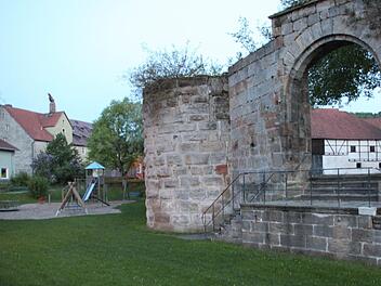 An der Weismainer Stadtmauer nagt der Zahn der Zeit. Im Rahmen des städtebaulichen Entwicklungskonzeptes soll sie saniert werden. Geschätzte Kosten: 3,9 Millionen Euro Foto: Stephan Stöckel