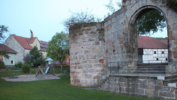 An der Weismainer Stadtmauer nagt der Zahn der Zeit. Im Rahmen des städtebaulichen Entwicklungskonzeptes soll sie saniert werden. Geschätzte Kosten: 3,9 Millionen Euro Foto: Stephan Stöckel