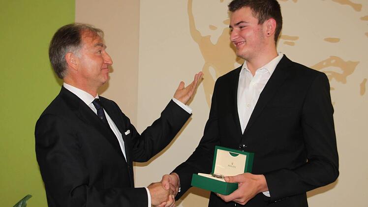 Rolex-Vertriebsleiter Joachim Mernyak gratulierte dem Preisträger Hannes Suske aus Kulmbach zu seiner Traumnote 1,0. Zugleich schenkte er ihm eine Uhr der Schweizer Nobelmarke.  Fotos: Stephan Stöckel