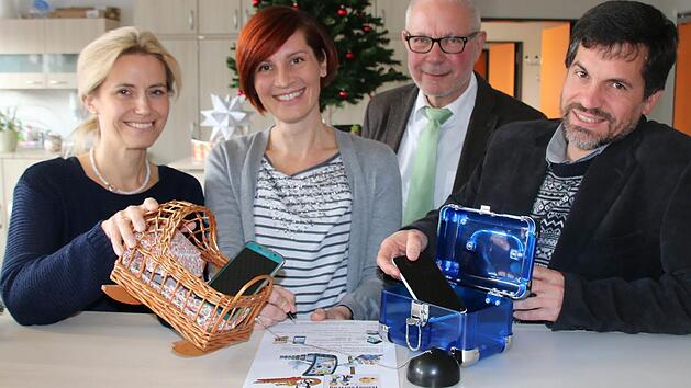 &Ouml;fter mal das Smartphone schlafen legen: Lotsin Christina Keller (von links), Mutter Patrizia Klauda, Schulleiter Frank Kubitza und Elternbeiratsvorsitzender Marco Vedder machen es im Bad Kissinger Gymnasium schon mal vor. Foto: Ralf Ruppert