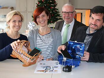 Öfter mal das Smartphone schlafen legen: Lotsin Christina Keller (von links), Mutter Patrizia Klauda, Schulleiter Frank Kubitza und Elternbeiratsvorsitzender Marco Vedder machen es im Bad Kissinger Gymnasium schon mal vor. Foto: Ralf Ruppert