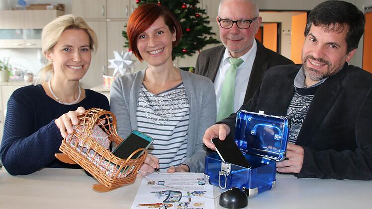 Öfter mal das Smartphone schlafen legen: Lotsin Christina Keller (von links), Mutter Patrizia Klauda, Schulleiter Frank Kubitza und Elternbeiratsvorsitzender Marco Vedder machen es im Bad Kissinger Gymnasium schon mal vor. Foto: Ralf Ruppert