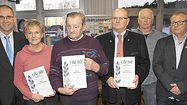 Vorsitzender Peter Wieneck (rechts) und B&uuml;rgermeister Gerd Zimmer (links) mit (von links ) Carola D&uuml;rrbeck, Hans Stark, Hubert Drossel und G&uuml;nther Gabriel Foto: Mathias Erlwein