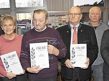 Vorsitzender Peter Wieneck (rechts) und B&uuml;rgermeister Gerd Zimmer (links) mit (von links ) Carola D&uuml;rrbeck, Hans Stark, Hubert Drossel und G&uuml;nther Gabriel Foto: Mathias Erlwein
