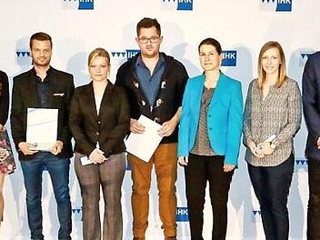 Weiterbildung wird in unserer schnelllebigen Zeit immer wichtiger. Im Bild die IHK-Weiterbildungsabsolventen aus dem Raum Forchheim mit den Offiziellen und Ehreng&auml;sten.  Foto: Thorsten Ochs