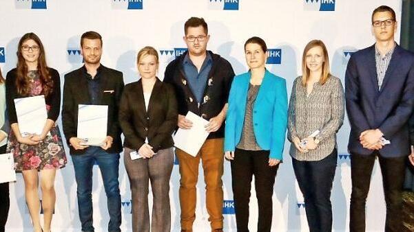 Weiterbildung wird in unserer schnelllebigen Zeit immer wichtiger. Im Bild die IHK-Weiterbildungsabsolventen aus dem Raum Forchheim mit den Offiziellen und Ehreng&auml;sten.  Foto: Thorsten Ochs