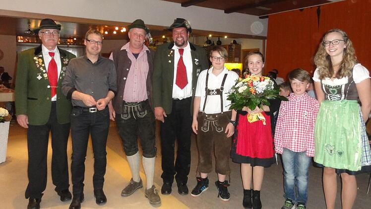 Abteilungsleiter Bogen Manfred Stenke (von links) präsentiert seine Robin Hoods: Bruder Tuck Timo Karollus, Robin Hood Karsten Hunder, Little John Thomas Metz, und die Jugend: Bruder Tuck Felix Wimmel, Robin Hood Emma Karollus, Little John Julian Goll. Bogentrainerin Jessica Eck freut sich über den Erfolg. Foto: Wolfgang Wimmel