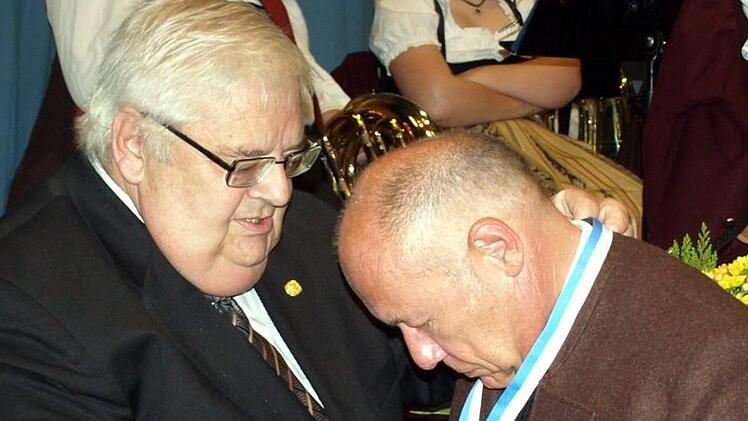 Als erster Musikverein in Oberfranken erhielt der Musikverein Steinwiesen die Medaille in Gold am weißblauen Bande. Bezirksvorsitzender Werner Pörner überreichte sie an Vorsitzenden Stefan Hümmer. Foto: Susanne Deuerling