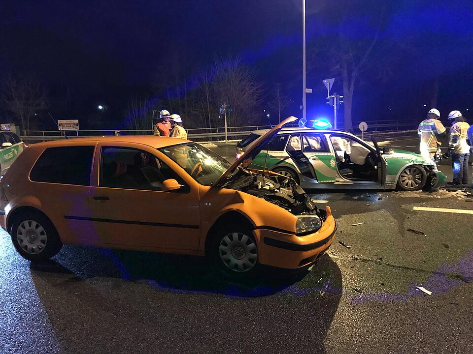 Frontalzusammenstoß mit einem Polizeiwagen in Hof
