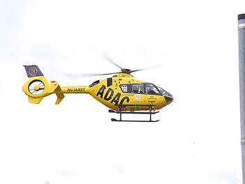 Mit schweren Verletzungen musste ein 19-j&auml;hriger Motorradfahrer am Sonntag ins Klinikum geflogen werden.  Symbolbild: NEWS5 / Haag