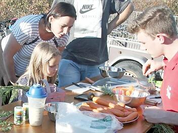 Für die Kinder wurden aus Karotten Schlangen gemacht. Foto: R. Sänger
