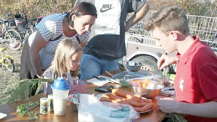 Für die Kinder wurden aus Karotten Schlangen gemacht. Foto: R. Sänger