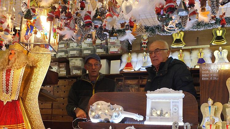 Horst Bucher (rechts) unterst&uuml;tzt Ralf Rehder beim VerkaufManfred Weber