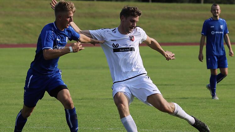 Fuchsstadts Johannes "Jogo" Feser (rechts) behauptet gegen Lukas Halbig vom FC 06 Bad Kissingen den Ball. Der Landesligist ließ gegen den Bezirksligisten wenig zu und gewann im Kissinger Sportpark souverän mit 4:0. Foto: Sebastian Schmitt