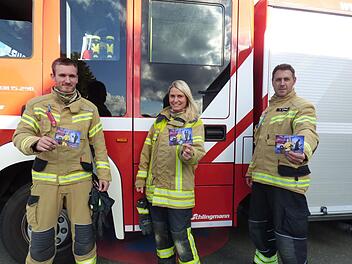 Die drei Werbegesichter der Feuerwehr Kirchehrenbach (v. l.), Michael Götz, Sandra Peske und Stefan Schmitt, vor einem der zwei Tanklöschfahrzeuge Foto: Thomas Weichert