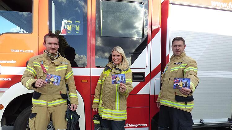 Die drei Werbegesichter der Feuerwehr Kirchehrenbach (v. l.), Michael Götz, Sandra Peske und Stefan Schmitt, vor einem der zwei Tanklöschfahrzeuge Foto: Thomas Weichert