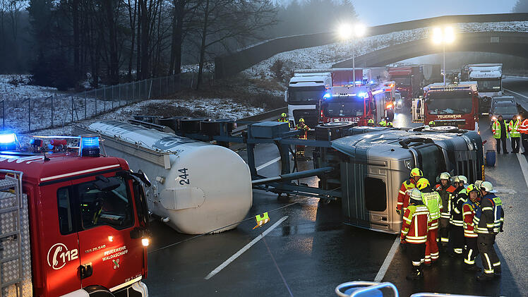 A3 in Richtung Frankfurt nach Unfall mit Lastwagen gesperrt