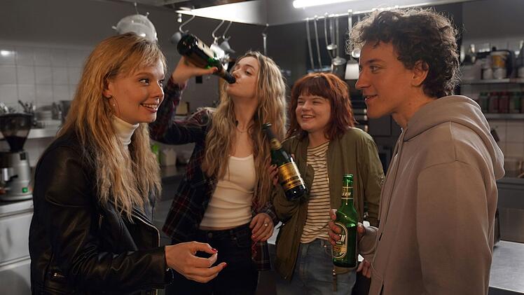 Rückblick zur Tatnacht vor fünf Jahren. Vor ihrem Verschwinden war Alexandra (Lucy Gartner, zweite von links) mit ihren Mitschülern Jess (Berit Vander, links), Emi (Kaya Leonie Boch) und Timo (Adrian Grünewald) zusammen.