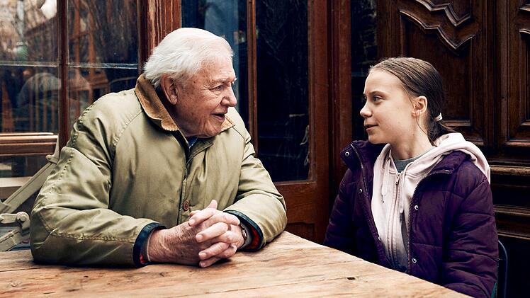 F&uuml;r den Klimawandel ist die "Plage Mensch" verantwortlich, sagt David Attenborough. In der Doku "Greta Thunberg: Ein Jahr, um die Welt zu ver&auml;ndern" macht er der Umweltaktivistin Greta Thunberg Mut, damit sie sich weiter f&uuml;r das Klima einsetzt.